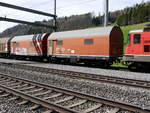 SBB - Fotografenglück wenn von nur 2 Dienstwagen ( Eichwagen ) Xas  80 85 98 22 101-4 und Xas 80 85 98 22 701-1 gleich beide zusammen in einem Güterzug sind in Riedwil am 03.04.2018