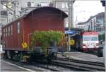 Ein Bahndienstwagen der SBB steht mit ppigem Kapuzinerblumenschmuck beim Nebenbahnhof der Appenzeller Bahnen in St.Gallen. (04.10.2008)