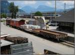 Bauzug-Wagen der SBB auf dem Bahnhofsareal in Frutigen, beobachtet am 21.07.2010 von einem etwas hher gelegenen Fugngerweg.