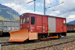 Schneepflug der BLS 99 85 9592 802-4 X-V steht auf einem Nebengleis beim Bahnhof Interlaken Ost. Die Aufnahme stammt vom 06.10.2017.