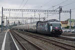 SBB: IR mit Re 460 028-4 bei der Bahnhofsdurchfahrt Gland am 19.