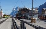 Blick aus dem Zug der WAB bei der Einfahrt am 02.10.2011 in den Bahnhof Kleine Scheidegg. Bei dem traumhaften Wetter ist hier viel Betrieb.