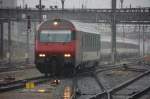 Ein IC-Steuerwagen mit an die der Re 460 angepassten Kopfform im strmenden Regen bei Einfahrt nach Basel-SBB. Hat hier der  Railjet  der BB ein Vorbild gefunden? (12.08.08).