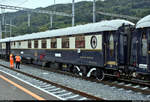 Venice-Simplon-Orient-Express (VSOE): der touristische Luxuszug von Belmond Ltd. im Portrait
Auf seiner wöchentlichen Schienenkreuzfahrt von London Victoria (GB) nach Venezia Santa Lucia (I) legt der VSOE einen längeren Halt im Grenzbahnhof Chiasso (CH) ein, um für die Weiterfahrt nach Italien die Lok zu wechseln sowie Wasser an den 16 Wagen abzupumpen und aufzufüllen. Obwohl nicht eingeplant, blieb noch genug Zeit für Fotos.
Hier ein Blick auf Speisewagen 4110 (Carrozza ristorante | Voiture-restaurant | 61 87 08-70 110-6 F-VSOE) der Compagnie Internationale des Wagons-Lits (CIWL | Newrest Group), der im VSOE an 11. Stelle eingereiht ist.
[20.9.2019 | 13:46 Uhr]