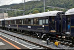 Venice-Simplon-Orient-Express (VSOE): der touristische Luxuszug von Belmond Ltd. im Portrait
Auf seiner wöchentlichen Schienenkreuzfahrt von London Victoria (GB) nach Venezia Santa Lucia (I) legt der VSOE einen längeren Halt im Grenzbahnhof Chiasso (CH) ein, um für die Weiterfahrt nach Italien die Lok zu wechseln sowie Wasser an den 16 Wagen abzupumpen und aufzufüllen. Obwohl nicht eingeplant, blieb noch genug Zeit für Fotos.
Hier ein Blick auf Schlafwagen 3483 (Carrozza-letti | Voiture-lits | 61 87 06-70 483-9 F-VSOE) der Compagnie Internationale des Wagons-Lits (CIWL | Newrest Group), der im VSOE an 6. Stelle eingereiht ist.
[20.9.2019 | 13:49 Uhr]