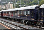 Venice-Simplon-Orient-Express (VSOE): der touristische Luxuszug von Belmond Ltd. im Portrait
Auf seiner wöchentlichen Schienenkreuzfahrt von London Victoria (GB) nach Venezia Santa Lucia (I) legt der VSOE einen längeren Halt im Grenzbahnhof Chiasso (CH) ein, um für die Weiterfahrt nach Italien die Lok zu wechseln sowie Wasser an den 16 Wagen abzupumpen und aufzufüllen. Obwohl nicht eingeplant, blieb noch genug Zeit für Fotos.
Hier ein Blick auf Schlafwagen 3539 (Carrozza-letti | Voiture-lits | 61 87 06-70 539-8 F-VSOE) der Compagnie Internationale des Wagons-Lits (CIWL | Newrest Group), der im VSOE an 2. Stelle eingereiht ist.
[20.9.2019 | 13:51 Uhr]