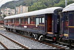 Venice-Simplon-Orient-Express (VSOE): der touristische Luxuszug von Belmond Ltd. im Portrait
Auf seiner wöchentlichen Schienenkreuzfahrt von London Victoria (GB) nach Venezia Santa Lucia (I) legt der VSOE einen längeren Halt im Grenzbahnhof Chiasso (CH) ein, um für die Weiterfahrt nach Italien die Lok zu wechseln sowie Wasser an den 16 Wagen abzupumpen und aufzufüllen. Obwohl nicht eingeplant, blieb noch genug Zeit für Fotos.
Hier ein Blick auf Schlafwagen 3553 (Carrozza-letti | Voiture-lits | 61 87 06-70 553-9 F-VSOE) der Compagnie Internationale des Wagons-Lits (CIWL | Newrest Group), der im VSOE an 1. Stelle eingereiht ist.
[20.9.2019 | 13:51 Uhr]