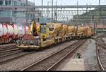 Nachschuss auf einen Bauzug mit Zuglok Re 4/4 II (421 393-0) der SBB Cargo, der den Bahnhof Olten (CH) auf Gleis 8 in südlicher Richtung verlässt.