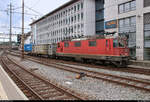 Kurzer Schüttgutzug mit Re 4/4 II 11286 (420 286-7) SBB durchfährt den Bahnhof Olten (CH) in nördlicher Richtung.