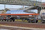 Vom Einsteller VTG AG Hamburg fährt der Gaskesselwagen 37 TEN 80 D-VTGD 7809 337-4, gefüllt mit hochexplosivem Etyhlenoxid,eingereiht in einem Güterzug im Bahnhof Pratteln vorbei.Bild