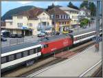 Auf diesem Bild sieht man einen aus dem Bahnhof Spiez in Richtung Interlaken ausfahrenden IC, bei dem die Lok Re 460 fast in der Mitte des Zuges eingestellt ist; am beiden Enden des Zuges fuhren