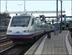 Obwohl der Cisalpino nicht sonderlich beliebt ist, stt dieser Zug am 29.07.08 im Bahnhof von Spiez auf groes Interesse.