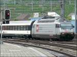 Werbelok frs Schweizer Fernsehen  Ide Suisse  Re 460 107-6 fhrt am 29.07.08 mit ihren Wagen in den Bahnhof von Spiez ein. (Hans)