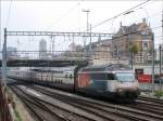 SBB Re 460 073 mit Werbung  Schweizer Radio DRS 1  mit einem Doppelstockzug bei Ausfahrt aus St.