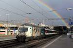 Die SBB Re 460 105  Eule  beim Halt am 1.