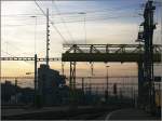 Abendstimmung am Zrcher Hauptbahnhof mit Zentralstellwerk im Hintergrund. (03.10.2009)