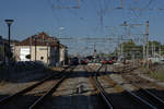 SBB: BAHNHOFIMPRESSIONEN PAYERNE VOM 20. September 2017.
S-Bahnen nach Fribourg, Yverdon les Bains, Lausanne und Murten mit DOMINO-Triebzügen.
Der Herbst hat begonnen und die Fototage werden wieder kürzer. Aus diesem Grunde konnten bei den interessanten Aufstellungen zwischen 17:00h und 18:00h nicht mehr alle Triebzüge mit Sonne fotografiert werden.
Anmerkung zu dieser Aufnahme: Fotostandort Bahnübergang.
Foto: Walter Ruetsch
