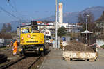 BLS/SBB: SOLOTHURN - MOUTIER - BAHN
Strecke zwischen Solothurn und Oberdorf gesprerrt.
Ab dem Freiag Abend 23.3.2018 bis Montag Morgen 26.3.2018 fanden zwischen Solothurn und Oberdorf Bauarbeiten statt. Deswegen wurde der Streckenabschnitt zwischen Solothurn und Oberdorf während dieser Zeit gesperrt und mit Bahnersatzbussen betrieben. 
In erster Linie handelte es sich um Bauarbeiten am Bahnhof Langendorf. Dort mussten bei einem der beiden Geleise die veralteten Schwellen durch neue Holzschwellen ersetzt werden. Weiter wurden zwei Weichen ausgewechselt und eine weitere Weiche ersatzlos zurückgebaut. Diese wurde früher als Anschlussweiche zur MIGROS genutzt.
Die Aufnahmen der Grossbaustelle samt der verschiedensten Baumaschinen entstanden am 24. März 2018 in Langendorf.
Foto: Walter Ruetsch 