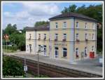 Das Stationsgebude von Beringen Bad Bf an der als Hochrheinbahn bezeichneten Kursbuchstrecke 730 von Basel nach Singen (Hohentwiel) ist ein echtes Kleinod und sehr schn anzusehen. Auf Schweizer Gebiet im Kanton Schaffhausen gelegen, trgt das Gebude dennoch das DB-Enblem und wird von deutschem Bahnpersonal bedient. 