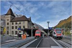 Die S25 mit Re 450 ..und die S6 mit 511 110 begenen sich im fridch umgebauten Bahnhof Glarus.