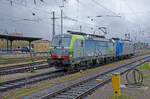 Donnerstag den 20.04.2023 um 10:17 Uhr in Basel Bad Bf. Zusammengekuppelt als Lokzug fahren die beiden Lokomotiven durch den Badischen Personenbahnhof. Vorne befindet sich die 91 85 4475 411-5 CH-BLSC. Hersteller: SIEMENS. Baujahr: 2017. Abnahmedatum: 01.09.2017. Es ist eine SIEMENS Vectron MS. BLSC steht für „Berner Alpenbahn Gesellschaft“, Abteilung Cargo. Leistung: 6’400 kW (~) / 6’000 kW (3 kV =) / 3’500 kW (1,5 kV =). Hinten angekuppelt befindet sich die 91 80 6185 527-9 D-ATLU. Hersteller: Bombardier Transportation GmbH, Kassel. Baujahr 2003. Abnahmedatum: 12.12.2003. Es ist eine TRAXX BR 185.1. ATLU steht für „Alpha Trains Luxembourg s.à.r.l.“. Leistung: 5'600 kW. Spannungssysteme: 15 kV, 16,7 Hz~ und 25 kV, 50 Hz~. Wetter: Trüb und Regen.