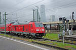 Donnerstag den 20.04.2023 um 11:50 Uhr in Basel Bad Bf. Abfahrender IRE (Interregio-Express) 3, Nr. 3057 von Basel Bad Bf (ab 11:49 Uhr) über Rheinfelden – Waldshut – Schaffhausen nach Friedrichshafen Hafen (an 14:16 Uhr). Als Triebfahrzeug dient die Diesellok 92 80 1245 035-1 D-DB welche den Zug schiebt. Es handelt sich hier um eine Lok des Typs TRAXX P160 DE ME von Bombardier. Die Lokomotiven verfügen über vier kleinere Dieselmotoren (ME = Multi Engine) statt eines grossen Dieselmotors. Der Name Traxx steht für locomotives platform for transnational railway applications with extreme flexibility (deutsch Lokomotivplattform für nationenübergreifende Eisenbahnanwendungen mit extremer Flexibilität). Wetter: Trüb und Regen.