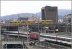 Bahnhof Basel SBB mit einem ausfahrenden IC mit Re 460 und Verstrkungswagen am Schluss.