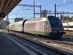 Die Re 460 099 stosst ihren IC 2000 am 3.10.17 ins Feld von Bern, später fährt er wieder nach Biel.