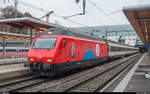 Die am Vortag präsentierte SBB Re 460 058 als neue Werbelok für den Zirkus Knie am 30. November 2018 an einem IC St. Gallen - Genève Aéroport im Bahnhof Bern.