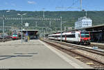 Abgestellter RBDe 560 ???  Domino  SBB trifft auf RBDe 560 217-2 als R 7434 nach Neuchâtel (CH) im Startbahnhof Biel/Bienne (CH).
[24.7.2019 | 12:17 Uhr]
