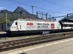 Re 460 052 mit Gottardo / ABB Werbung mit dem IC aus Basel, am 22.4.17 in Brig.