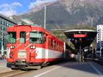 MGB - Regio nach Visp an der Spitze ein modernisierter ABt Steuerwagen im Bahnhof von Brig.