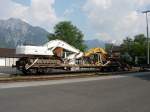 Ein Sondertransport in Buchs/SG. 2 Bagger verladen auf einen SBB Wagen.