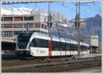 RABe 526 760-4 verlsst den Bahnhof Buchs SG Richtung Sargans. Hinter dem Bahnhofsgebude sind die Kreuzberge zu sehen. (30.03.2010)