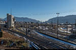 Blick aus Richtung Ablaufberg auf die Ausfahrgruppe des Rangierbahnhofs Chiasso Smistamento. Links weg geht die Ausfahrt in Richtung Norden - nach Eröffnung des Ceneri-Basistunnels das steilste Teilstück der Gotthardachse (21 Promille Steigung) und der Grund, wieso auch in Zukunft die Züge Süd - Nord via Chiasso mit zwei Loks gezogen werden müssen. Aufnahme vom 24. Januar 2017.