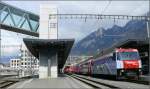 Auf Gleis 12 in Chur steht der Glacier Express mit Ge 4/4 III 650  Seewis-Valzeina  und daneben auf Gleis 13 der Regionalzug nach Thusis mit der Ge 4/4 I 607  Surselva .