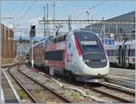 Der TGV LYRIA Rame 4730 mit den beiden Triebköpfen TGV 31 0060 (93 87 03 10060-3 F-SNCF) an der Spitze und TGV 31059 (93 87 03 10059-5 F-SNCF) an Schluss und hier im Bild zu sehen verlässt Lausanne als TGV 9768 nach Paris Gare de Lyon.

28. Juli 2023