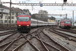 Paralleleinfahrt zweier IR-Züge am 04.08.2016 in Lausanne.