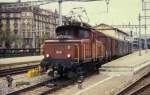 SBB Ee 3/3 verschiebt am 27.3.1990 im Bahnhof Luzern Post- bzw. Gepckwagen.