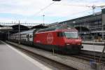 Im Hauptbahnhof von Luzern steht die SBB 460113 am 17.5.2009 abfahrbereit  vor einem Doppelstockzug.