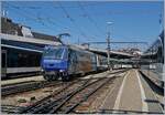 Eine der beiden in GoldenPass Line Lackierung gehaltenen MOB Ge 4/4 Serie 8000 verlässt den Bahnhof von Montreux. An der Spitze des Zugs läuft der zum Jubiläum  40 Jahre Panoramique Express  in den Ursprungszustand Erste Klasse Wagen As 110. Der Wagen hat mit weiteren Panorama Wagen im Februar 2023 die MOB in Richtung Frankreich verlassen.

3. August 2018