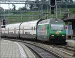 Die Re 460 087-0 mit ihrer Werbung fr Reka Rail kommt am 29.07.08 an der Spitze des Zuges im Bahnhof von Spiez an.