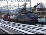 SBB - Lok 91 80 6 193 523-8 mit Güterzug im Bhf. Thun am 2024.01.22