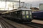 Der MThB ABDe 4/4 Nr. 12  Weinfelden  des Vereins  Historische Mittel Thurgau Bahn  durchfährt den Bahnhof Winterthur. Es war ein erfreulicher Zufall, als ich gleich nach der Ankunft im Bf. Winterthur, aus der Ferne ein grüner Zug sah. Es sah für mich historisch aus und ich erkannte dann ein wichtiges Merkmal: Das Thurgauer Wappen auf der Front der  Weinfelden . Freitag, 24. November 2017 

Doch leider im Gegenlicht...