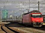 SBB Re 460 037-5  Sempacher See  kommt im Bild mit einem IC aus Luzern im HB Zürich an.