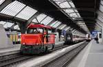 SBB Ee 922 025-2 holt am 20. März 2018 auf Gleis 8 im Zürich HB, die Wagen des IC 3 771 von Basel SBB - Zürich HB ab. 