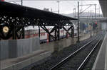Am Bahnhof Zürich-Hardbrücke -    Blick vom Zugang zum Mittelbahnsteig auf den nördlichen Seitenbahnsteig und die weitere Strecke, die weiter hinten unter dem Aussersihler Viadukt