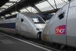 TGV POS von SBB (4406) und SNCF (4413) zusammen im Zricher Hauptbahnhof am 16.11.09. 