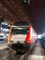 Die SBB Werbelok Re 460 085-4  Gottardo 2016  Coop  konnte man an 27.12.16 um 13.00 Uhr auf Gleis 17 im Zürich HB sehen. Links-oben hängt eine schöne alte Bahnhofsuhr. Es könnte höchstwahrscheinlich um die berühmte Marke  Mondaine  handeln, auch ein Hauptpartner des Gotthard-Basistunnels- genau wie Coop.