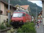 Ein SBB-Zug mit RE 460 004 passiert einen Bahnbergang im Zentrum von Interlaken.